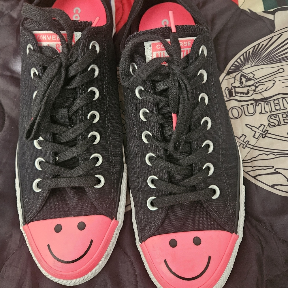 Converse chuck Taylor smiley face